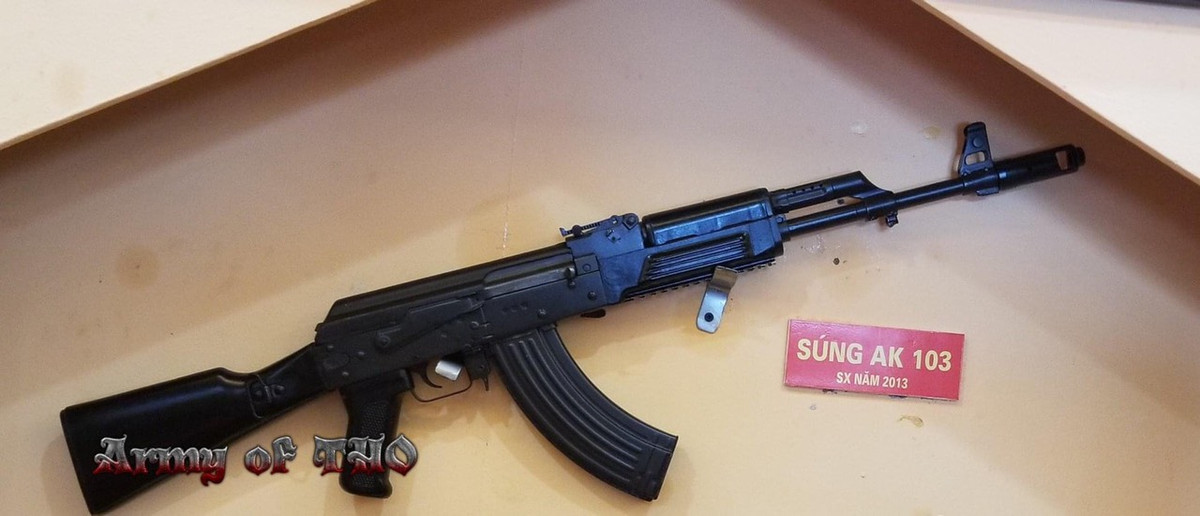Súng trường tấn công AK-103 do Việt Nam sản xuất vào năm 2013, thời điểm trước khi ta đưa vào vận hành dây chuyền sản xuất súng trường tấn công Galil Ace của Israel. Có thể đây là phương án ban đầu nhằm hiện đại hóa vũ khí cá nhân của chiến sĩ ta, thay thế cho các loại AK đã cũ. Ảnh: Cận cảnh súng AK-103 do Việt Nam sản xuất. Ảnh: Army of Thỏ.