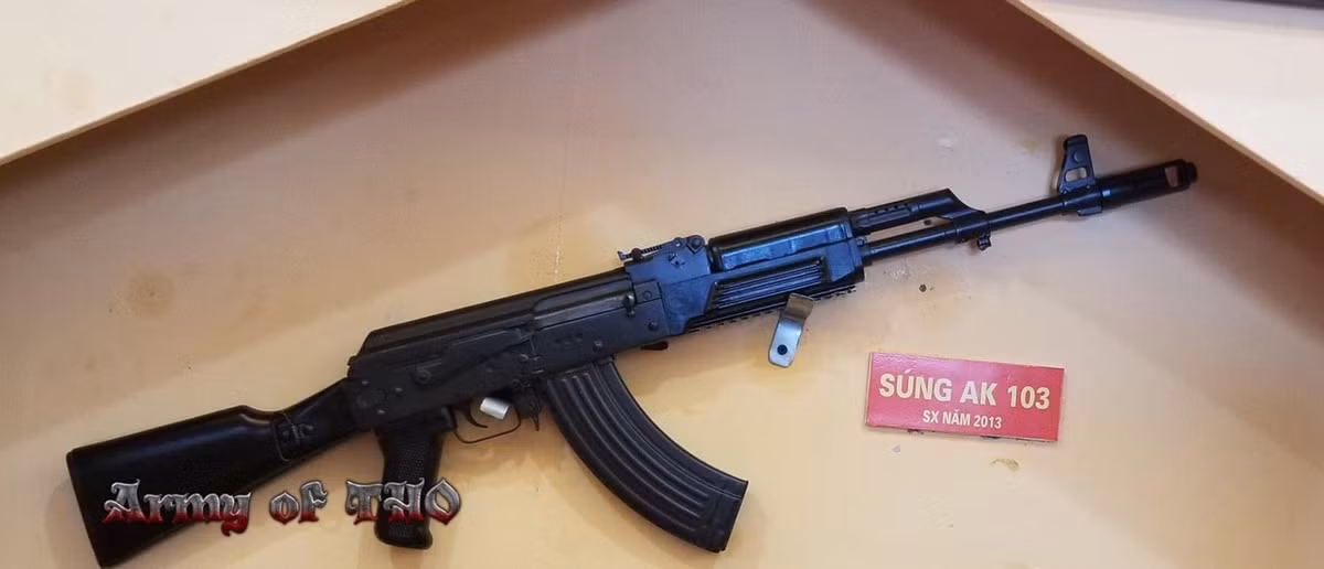 Súng trường tấn công AK-103 do Việt Nam sản xuất vào năm 2013, thời điểm trước khi ta đưa vào vận hành dây chuyền sản xuất súng trường tấn công Galil Ace của Israel. Có thể đây là phương án ban đầu nhằm hiện đại hóa vũ khí cá nhân của chiến sĩ ta, thay thế cho các loại AK đã cũ. Ảnh: Cận cảnh súng AK-103 do Việt Nam sản xuất. Ảnh: Army of Thỏ.
