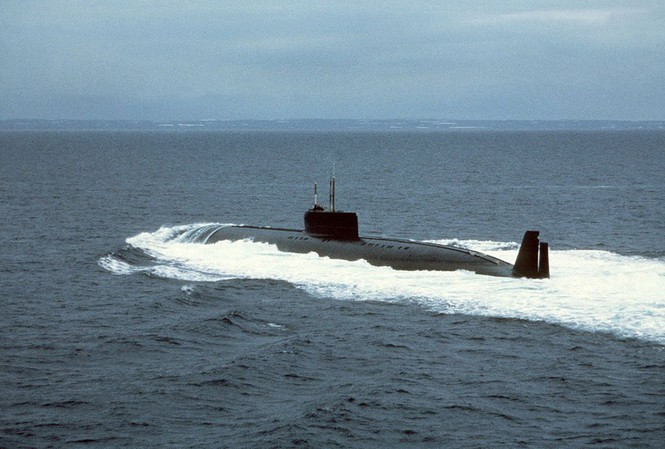 Đứng đầu danh sách vũ khí Nga là tàu ngầm tấn công hạt nhân K-222 (tên mã NATO Papa), được hạ thủy năm 1969; đây được coi là chiếc tàu ngầm nhanh nhất thế giới (tính đến thời điểm hiện tại), khi đạt tốc độ kỷ lục 44,7 hải lý/giờ (khi lặn). Nhưng chỉ có một chiếc được chế tạo. Ảnh: Tàu ngầm K-222 - Nguồn: Wikipedia.