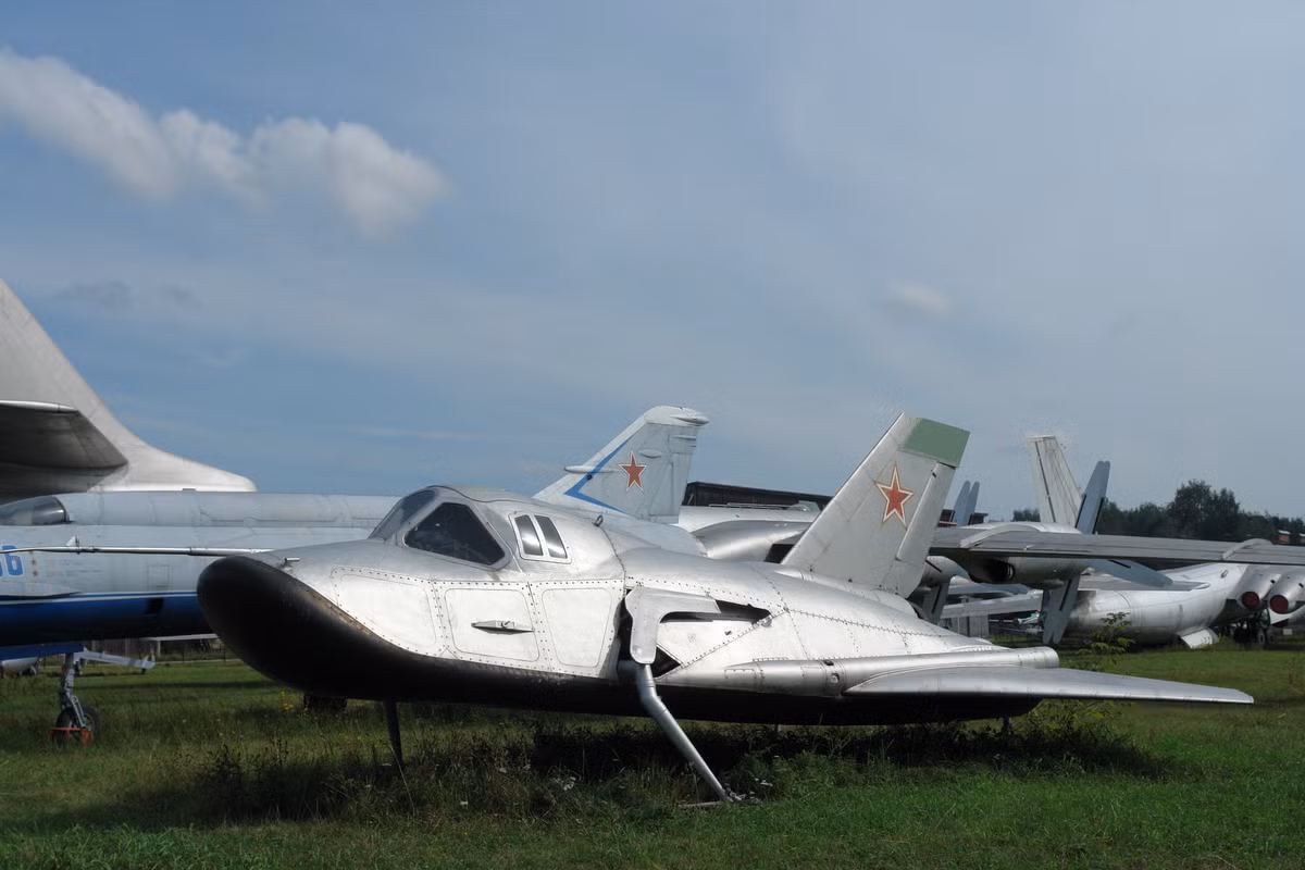 Về máy bay, chiếc MiG-105, biệt danh "Lapot" (chiếc dép) là máy bay vũ trụ quỹ đạo thấp, được phát triển vào những năm 1960, như là câu trả lời của Liên Xô đối với dự án X-20 Dyna-Soar của Mỹ (chương trình này sau này phát triển thành chương trình Tàu con thoi của Mỹ hiện nay). Ảnh: Máy bay vũ trụ MiG-105 - Nguồn: Wikipedia.