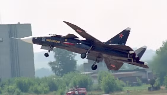 Máy bay chiến đấu Su-47 Berkut (tên mã NATO "Firkin"), cũng là chương trình thất bại của Nga; cất cánh lần đầu tiên vào năm 1997, đây là loại máy bay có cánh ngược đặc biệt, nhằm tăng khả năng cơ động, tầm bay xa hơn và tốc độ cận âm nhanh hơn. Ảnh: Máy bay Su-47 Berkut - Nguồn: Wikipedia.