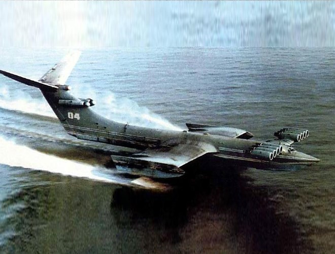 Ekranoplan có thể mang theo 100 tấn hàng hóa, hoặc 6 tên lửa chống hạm Moskit. Tuy nhiên, nó tỏ ra quá đắt và chỉ có một chiếc được chế tạo. Ekranoplan được sử dụng trong Hải quân Liên Xô cũng như Hải quân Nga từ năm 1987 cho tới cuối thập niên 1990. Vào năm 2015, Nga đang tìm cách chế tạo ra một phiên bản Ekranoplan hiện đại hơn. Ảnh: “Quái vật biển Caspi” - Nguồn: Wikipedia.