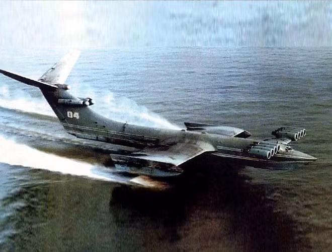 Ekranoplan có thể mang theo 100 tấn hàng hóa, hoặc 6 tên lửa chống hạm Moskit. Tuy nhiên, nó tỏ ra quá đắt và chỉ có một chiếc được chế tạo. Ekranoplan được sử dụng trong Hải quân Liên Xô cũng như Hải quân Nga từ năm 1987 cho tới cuối thập niên 1990. Vào năm 2015, Nga đang tìm cách chế tạo ra một phiên bản Ekranoplan hiện đại hơn. Ảnh: “Quái vật biển Caspi” - Nguồn: Wikipedia.