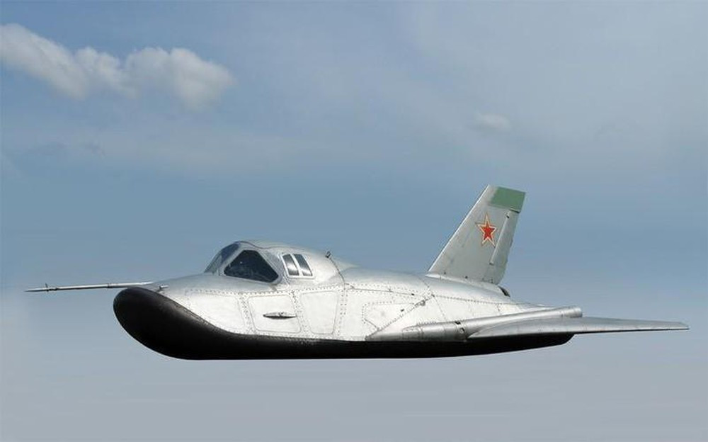 MiG-105 được trang bị động cơ phản lực sử dụng nhiên liệu lỏng, được phóng từ một máy bay có tốc độ siêu thanh ở độ cao trên 10.000 mét. Tuy nhiên MiG-105 chỉ thực hiện một vài chuyến bay thử nghiệm trong khí quyển. Ảnh: Máy bay vũ trụ MiG-105 - Nguồn: Wikipedia.