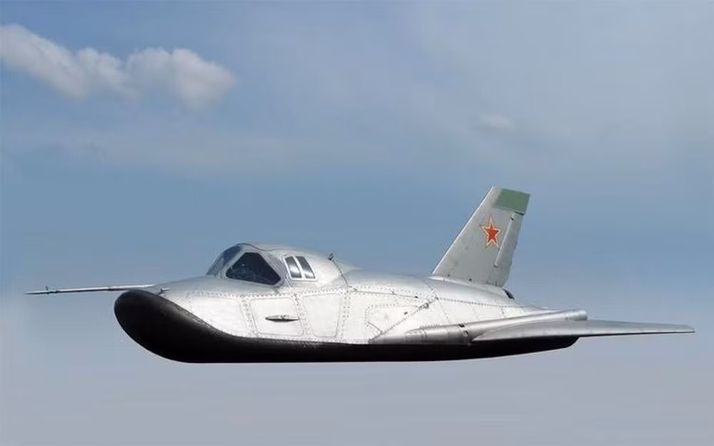 MiG-105 được trang bị động cơ phản lực sử dụng nhiên liệu lỏng, được phóng từ một máy bay có tốc độ siêu thanh ở độ cao trên 10.000 mét. Tuy nhiên MiG-105 chỉ thực hiện một vài chuyến bay thử nghiệm trong khí quyển. Ảnh: Máy bay vũ trụ MiG-105 - Nguồn: Wikipedia.