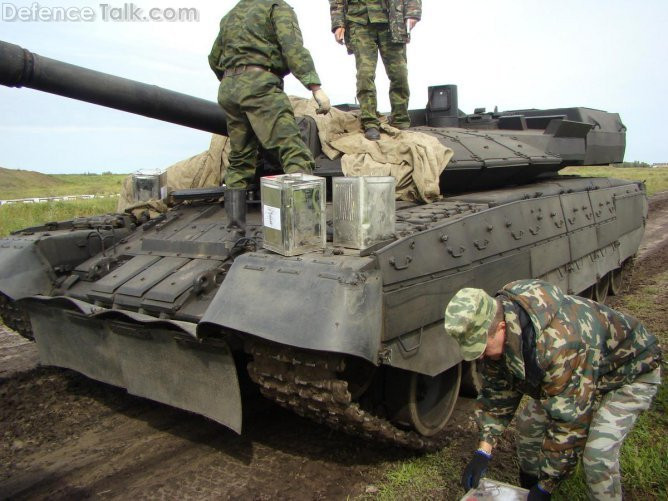 Tuy nhiên truyền thông Nga phát hiện ra “Đại bàng đen” không bao giờ tồn tại nhiều hơn một nguyên mẫu; nó cũng cùng với số phận của máy bay cánh ngược Su-47 Berkut, khi “sinh bất phùng thời”. Tuy nhiên đó cũng là những kinh nghiệm quý, để Nga phát triển xe tăng thế hệ 4 đầu tiên của họ là chiếc T-14 Armata. Ảnh: Xe tăng Đại bàng đen - Nguồn: Wikipedia.