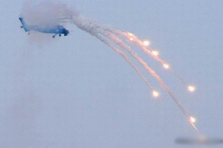 Trung Quốc tự tin với một động cơ mạnh mẽ như vậy, sẽ nâng caao hiệu quả chiến đấu của Z-10. Khi hoạt động ở khu vực đồng bằng, trọng lượng cất cánh tăng lên; khi ở vùng núi có độ cao lớn, công suất động cơ vẫn có thể đạt 900 KW, trọng lượng cất cánh của Z-10 vẫn có thể đạt gần 6 tấn, đủ hỗ trợ hỏa lực trên không. Ảnh: Z-10 phóng mồi bẫy nhiệt.