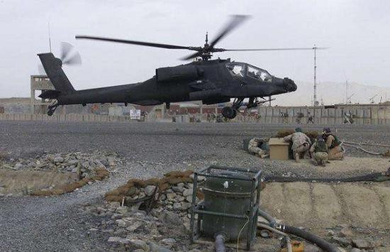 Do các lực lượng phiến quân Taliban ở Afghanistan rất yếu, và trong hầu hết các trường hợp, những chiếc AH-64 này tháo bỏ radar để tiết kiệm nhiên liệu hơn, kéo dài thời gian hoạt động trên không. Ảnh: Trực thăng Apache tháo radar trên nóc cánh quạt.