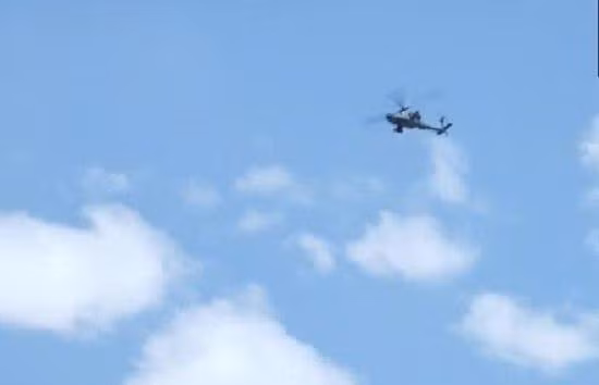 Gần đây, có thông tin cho rằng, Ấn Độ đã đưa trực thăng AH-64 Apache đến khu vực biên giới Trung Quốc; lô trực thăng tối tân này được Ấn Độ mua của Mỹ từ tháng 7/2019 và đã triển khai ở biên giới giữa Ấn Độ và Pakistan. Động thái này đã thu hút sự chú ý của tất cả các bên.