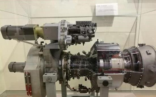 Cũng theo các chuyên gia quân sự Trung Quốc, trực thăng Z-10 của họ được chế tạo để hoạt động ở cao nguyên Thanh-Tạng của Trung Quốc, nơi được ví là “nóc nhà thế giới”; trọng lượng cất cánh tối đa của Z-10 là 6 tấn, được trang bị hai động cơ, công suất cất cánh gần 1.000KW. Ảnh: Động cơ của Z-10.