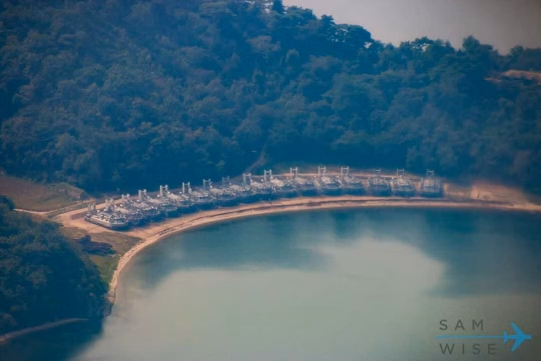 Còn tàu Gongbang III có lượng giãn nước nhỏ hơn, chỉ 20 tấn và có tốc độ tối đa khoảng 96km/h ẢNh: Các tàu đổ bộ đệm khí Triều Tiên đang nằm trên bờ.