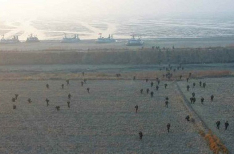 Trong đó, lớp Gongbang được chia làm 2 loại: Gongbang II và Gongbang III. Ảnh: Bộ binh Triều Tiên đổ bộ lên bờ biển từ các tàu đệm khí