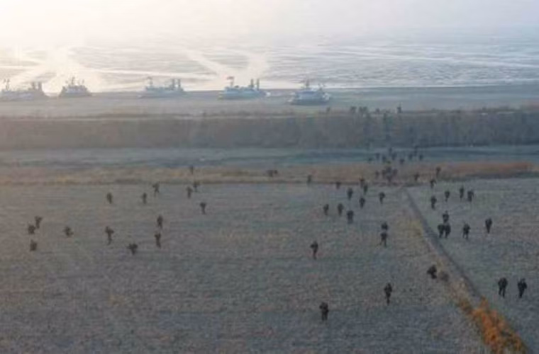 Trong đó, lớp Gongbang được chia làm 2 loại: Gongbang II và Gongbang III. Ảnh: Bộ binh Triều Tiên đổ bộ lên bờ biển từ các tàu đệm khí