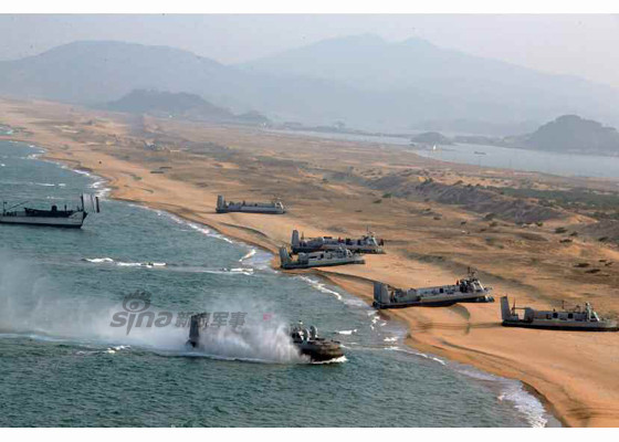 ... Một loại phương tiện sở hữu nguyên lý hoạt động và công nghệ đặc biệt, đáp ứng rất tốt các nhiệm vụ trên chính là tàu đệm khí hay còn gọi là tàu đổ bộ đệm khí. Ảnh: Tàu đổ bộ đệm khí lao lên bờ với tốc độ cao.