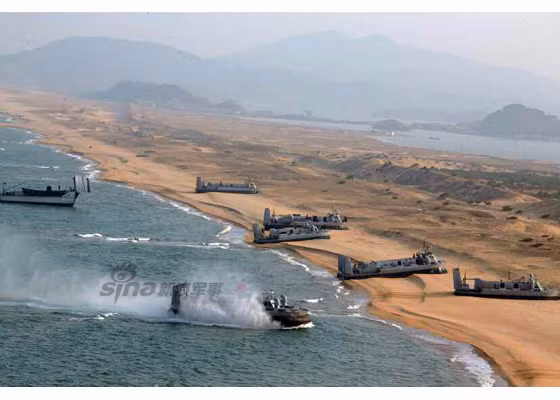 ... Một loại phương tiện sở hữu nguyên lý hoạt động và công nghệ đặc biệt, đáp ứng rất tốt các nhiệm vụ trên chính là tàu đệm khí hay còn gọi là tàu đổ bộ đệm khí. Ảnh: Tàu đổ bộ đệm khí lao lên bờ với tốc độ cao.