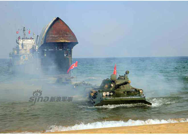 Ngoài ra Triều Tiên cũng sở hữu cho mình một loại đổ bộ há mồm khá kỳ lạ nữa cho phép nó có thể đổ bộ từ 2-3 xe tăng thiết giáp. Phải nói là lực lượng đổ bộ của Triều Tiên là một lực lượng vô cùng đáng gờm.