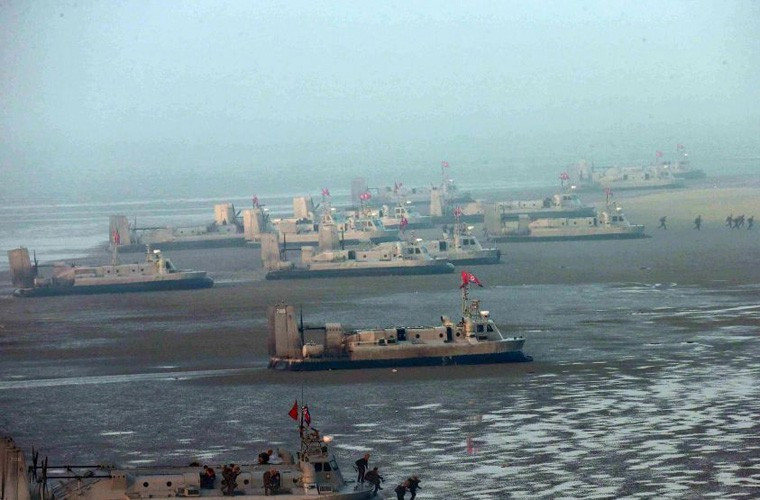 Nhận thấy những ưu điểm trong tác chiến đổ bộ của loại tàu đệm khí đó, Triều Tiên cũng đã tự nguyên cứu chế tạo cho riêng mình tàu đổ bộ đệm khí với tên gọi là lớp Gongbang. Ảnh: Tàu đổ bộ đệm khí Triều Tiên sau khi ủi bãi.