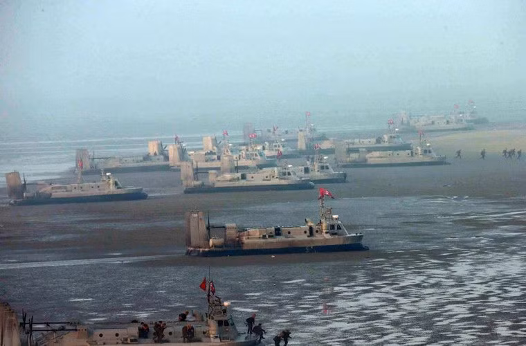 Nhận thấy những ưu điểm trong tác chiến đổ bộ của loại tàu đệm khí đó, Triều Tiên cũng đã tự nguyên cứu chế tạo cho riêng mình tàu đổ bộ đệm khí với tên gọi là lớp Gongbang. Ảnh: Tàu đổ bộ đệm khí Triều Tiên sau khi ủi bãi.