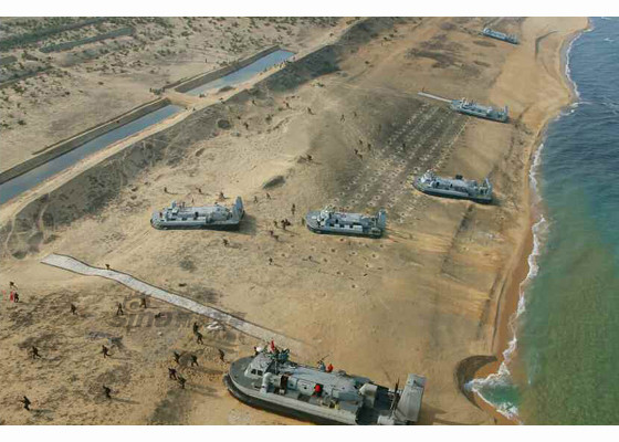 Trong tác chiến hải quân, nhiệm vụ đổ bộ bờ biển, chiếm đảo hay vận chuyển phương tiện, vũ khí và binh lính là nhiệm vụ vô cùng quan trọng, góp phần đi đến thắng lợi... Ảnh: Tàu đổ bộ đệm khí của quân đội Triều Tiên.