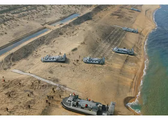 Trong tác chiến hải quân, nhiệm vụ đổ bộ bờ biển, chiếm đảo hay vận chuyển phương tiện, vũ khí và binh lính là nhiệm vụ vô cùng quan trọng, góp phần đi đến thắng lợi... Ảnh: Tàu đổ bộ đệm khí của quân đội Triều Tiên.