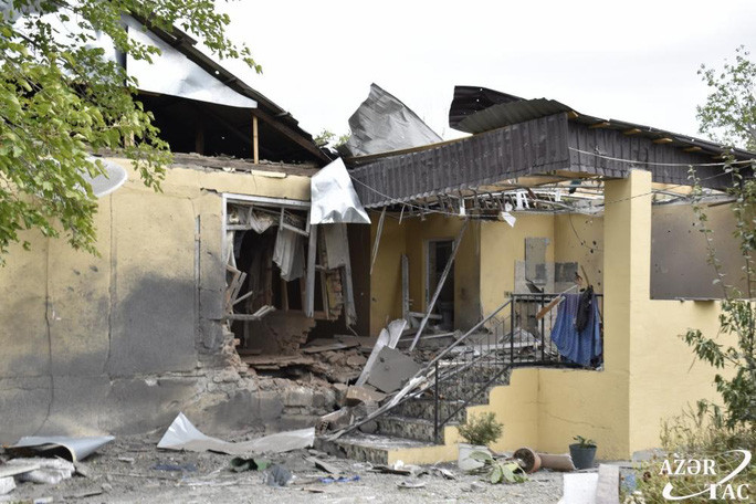 Về dân số, Azerbaijan có dân số lớn hơn 3 lần, với 9,9 triệu người, so với 3 triệu người của Armenia. Nhân lực trong độ tuổi phục vụ của Azerbaijan là 5 triệu, trong khi của Armenia chỉ là 1,7 triệu. Ảnh: 7 dân thường thiệt mạng, 30 người bị thương trong các cuộc tấn công của Armenia gần Nagorno-Karabakh - Nguồn: Azernews.az