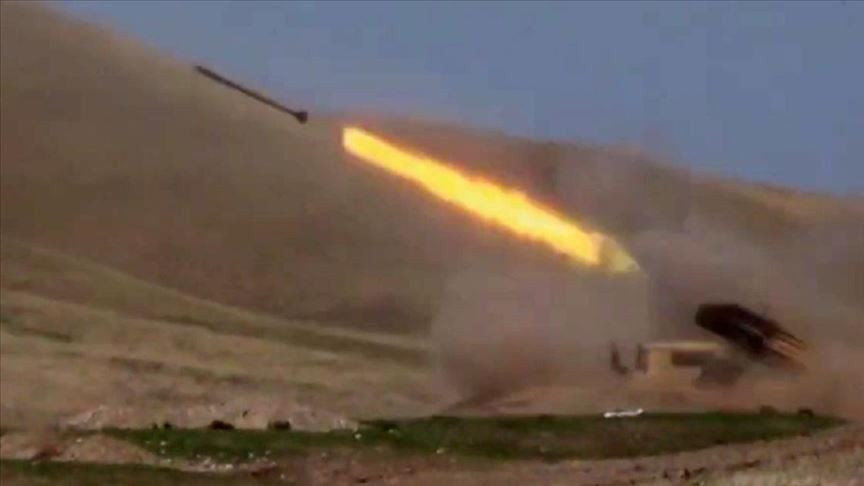 Hiện nay ngân sách quốc phòng của hai quốc gia có khoảng cách rất lớn, với Azerbaijan lên tới 3,2 tỷ USD, trong khi của Armenia chỉ có khoảng 225 triệu USD. Lý do là Azerbaijan có nền kinh tế lớn mạnh hơn Armenia nhiều lần, do Azerbaijan có trữ lượng dầu mỏ rất lớn. Ảnh: Pháo phản lực của Azerbaijan sử dụng tại khu vực Nagorno-Karabakh - Nguồn: Azernews.az