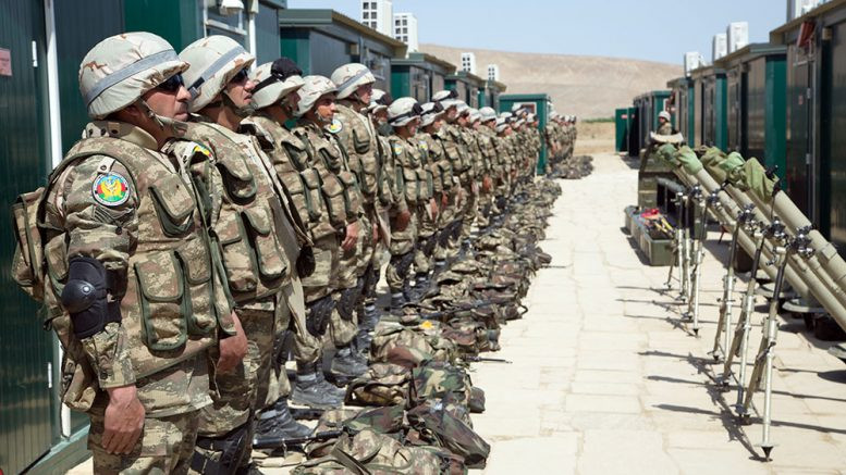 So sánh về số lượng thuần túy, Azerbaijan vượt trội hơn rất nhiều so với khả năng quân sự của; ngoài ra Thổ Nhĩ Kỳ được cho là đã triển khai các chiến binh Syria để hỗ trợ Azerbaijan, cũng như cung cấp cho nước này UAV tấn công Bayraktar TB-2. Ảnh: Lục quân Azerbaijan - Nguồn: Wikipedia.