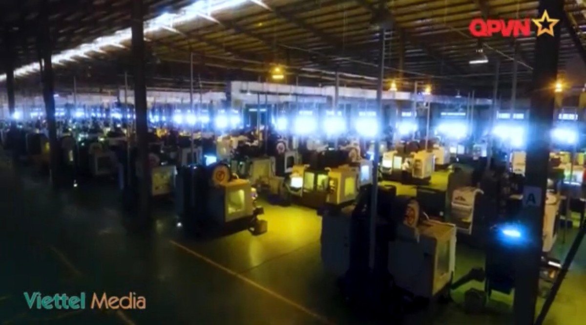 Với hơn 60 năm phát triển và trưởng thành, nhà máy Z-111 Tổng cục Công nghiệp Quốc phòng là một trong những đơn vị tiêu biểu của ngành quân giới trước đây và ngành công nghiệp quốc phòng hiện nay. Trong chương trình “Xạ thủ đua tài” lần này, những khẩu súng được chương trình sử dụng là những khẩu súng vừa trải qua quá trình sản xuất hoàn thiện tại nhà máy, sẵn sàng đáp ứng tốt yêu cầu đặt ra. Ảnh: Toàn cảnh bên trong khu xưởng đồ sộ của nhà máy Z-111.
