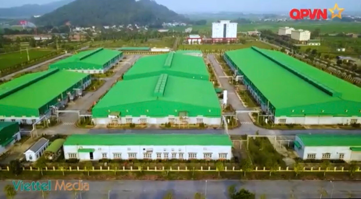 Mới đây, trong chương trình “Xạ thủ đua tài” do kênh QPVN thực hiện, người xem đã được tận mắt chứng kiến mức độ hoành tráng của nhà máy Z-111 với dây chuyền sản xuất đồng bộ, vô cùng hiện đại, có thể nói là sánh ngang với các nhà máy sản xuất súng hàng đầu trên thế giới. Ảnh: Toàn cảnh khu vực sản xuất của nhà máy Z-111 nhìn từ trên cao.