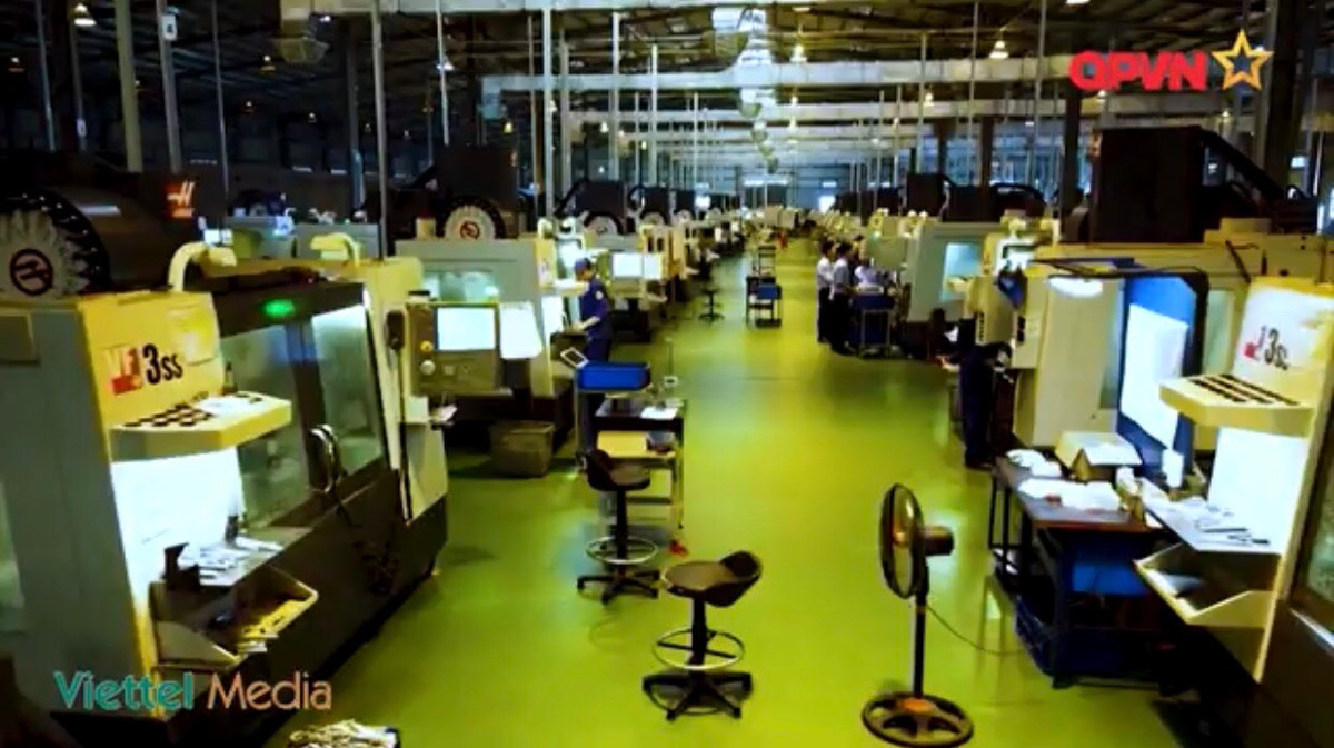 Đáng chú ý là nhà máy Z-111 hiện đang đưa vào vận hành dây chuyền sản xuất súng trường tấn công STV-380 vốn là phiên bản Việt Nam sửa đổi từ Galil Ace 32 của Israel và bản carbin của nó là STV-215. Đây là những mẫu súng mới sắp được biên chế đại trà cho quân đội ta, hiện nay nhà máy đang gấp rút chế tạo với số lượng lớn. Ảnh: Cận cảnh một khu vực chế tạo súng với máy móc tiên tiến.