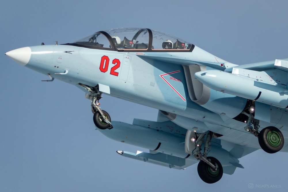 Ngoài đáp ứng nhu cầu trong nước, Yak-130 cũng ra sức quảng bá trên thế giới và bước đầu giành được nhiều thắng lợi lớn. Hiện Irkutsk đã bàn giao gần trăm chiếc Yak-130 cho 6 quốc gia gồm: Algeria, Bangladesh, Belarus, Lào, Myanmar. Ảnh: NSKplanes