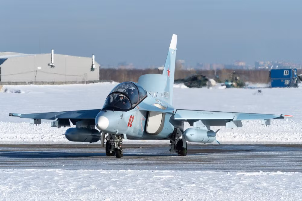 Theo các nguồn tin, các máy bay này sẽ được giao cho căn cứ huấn luyện của trường ở Kotelnikovo (vùng Volgograd). Nếu đúng, đây là căn cứ huấn luyện thứ 4 được giao máy bay Yak-130. Ảnh: NSKplanes