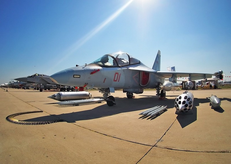 Ngoài vai trò huấn luyện, Yak-130 có thể đáp ứng cả vai trò là máy bay cường kích hạng nhẹ. Thậm chí, đã có thông tin về phương án Yak-131 với nhiều cải tiến cho phép nó thay thế được cả vai trò của cường kích Su-25 trong Không quân Nga. Ảnh: Wikipedia