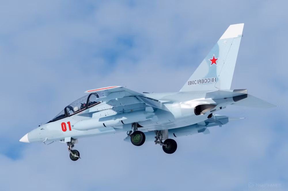 Tương lai gần, Việt Nam sẽ là quốc gia thứ 7 nhận Yak-130. Tờ Vedomosti.ru hôm 28/1 đăng tin Việt Nam đã ký hợp đồng mua ít nhất 12 Yak-130 với tổng giá trị khoảng 350 triệu USD. Hiện chưa rõ thời hạn bàn giao lô hàng này. Ảnh: NSKplanes