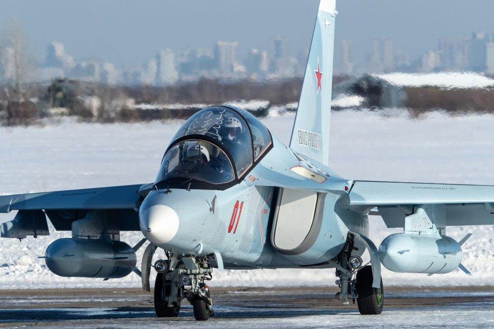 Việc chuyển giao rất thành công, các phi công đã lái chúng thẳng từ sân bay nhà máy Irkutsk tới sân bay Tolmachevo ở Novosibirsk. Các máy bay này dự kiến sẽ được bàn giao cho trường không quân cao cấp Krasnodar – nơi đào tạo các sĩ quan không quân tốt nhất của Liên bang Nga và cũng là mái trường tuyệt vời cho các học viên quốc tế, gồm cả Việt Nam. Ảnh: NSKplanes