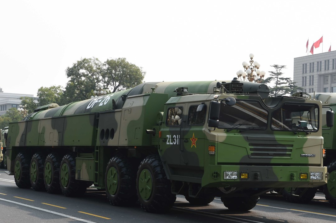 Các nhà quân sự Trung Quốc cho rằng, sự phát triển của gia đình tên lửa chống hạm Dongfeng khiến Mỹ cảm thấy một mối đe dọa thực sự, điều này cũng buộc các tàu sân bay Mỹ phải tăng cường mạnh mẽ khả năng phòng thủ. Ảnh: Tên lửa Dongfeng-26. Nguồn: Sina