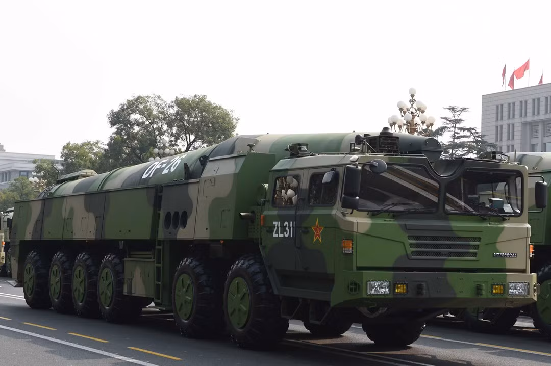 Các nhà quân sự Trung Quốc cho rằng, sự phát triển của gia đình tên lửa chống hạm Dongfeng khiến Mỹ cảm thấy một mối đe dọa thực sự, điều này cũng buộc các tàu sân bay Mỹ phải tăng cường mạnh mẽ khả năng phòng thủ. Ảnh: Tên lửa Dongfeng-26. Nguồn: Sina