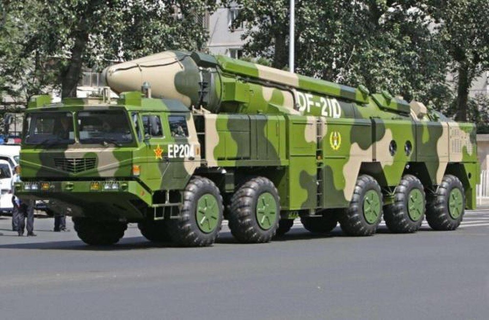 Quan trọng là tên lửa Dongfeng-21D hay Dongfeng-26 không phải là tên lửa đạn đạo thông thường, mà là loại tên lửa đạn đạo chống hạm, có thể tiêu diệt các mục tiêu di chuyển trên mặt biển; nhiệm vụ chính là tấn công các tàu nổi như tàu sân bay. Ảnh: Tên lửa Dongfeng-21D - Nguồn: Sina