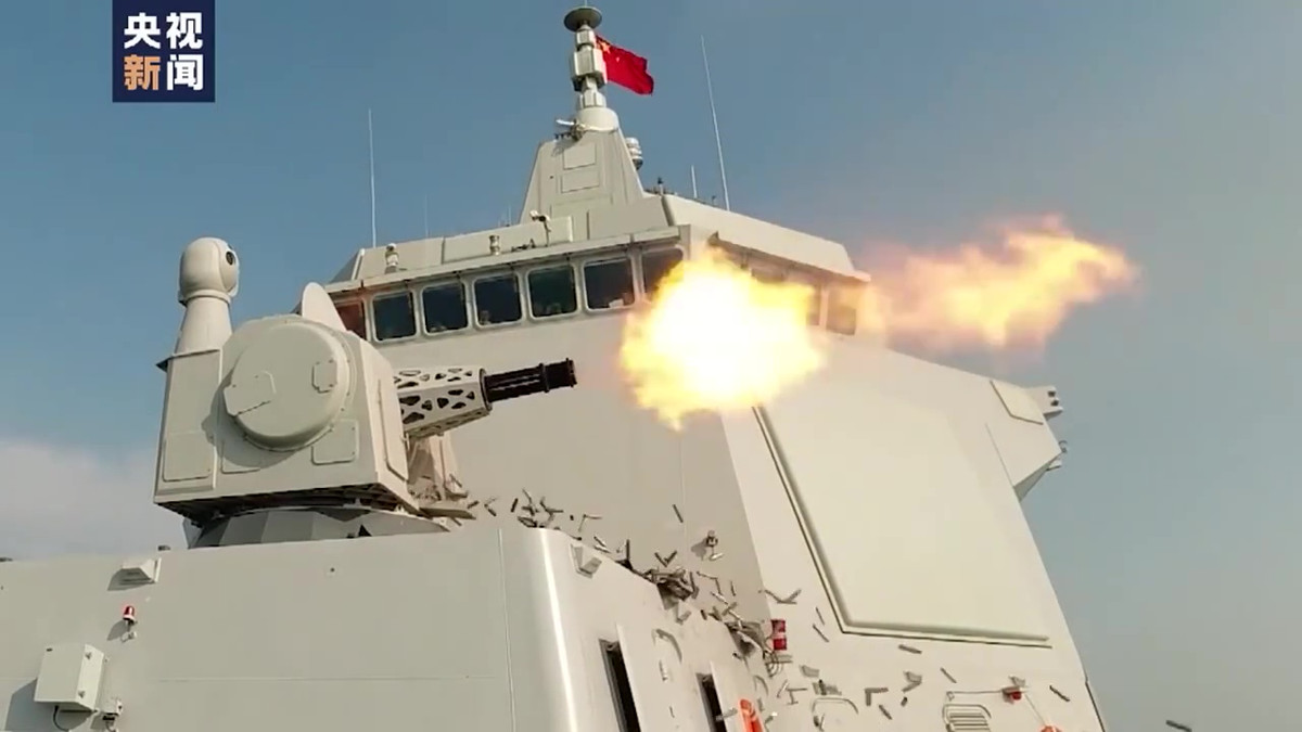 Ngoài bệ phóng tên lửa VLS, con tàu trang bị một loạt các hệ thống vũ khí gắn ngoài "sừng sỏ" như: pháo phòng không 11 nòng 30mm H/PJ-11 CIWS; tên lửa phòng không tầm thấp HHQ-10 với 24 đạn sẵn sàng bắn và hangar khổng lồ chứa được tới 2 trực thăng chống ngầm hạng trung Z-18F. Video Trung Quốc ồ ạt đưa người ra biển Đông, Mỹ điều tàu chiến - Nguồn: VTC16 