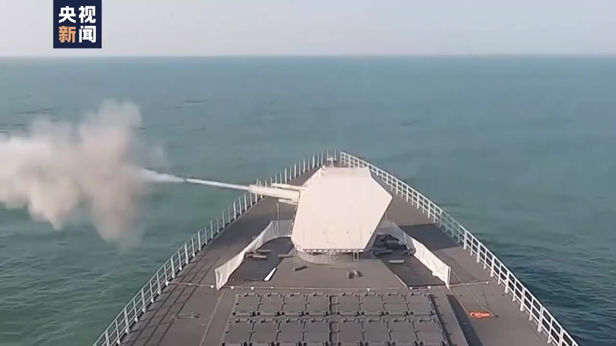 Con tàu cũng sở hữu hệ thống vũ khí "khủng" nhất từ trước tới nay với 112 ống phóng thẳng đứng VLS chứa số lượng tên lửa tương đương bao gồm: tên lửa phòng không tầm xa, tầm cao HHQ-9; tên lửa hành trình chống hạm YJ-18; tên lửa đối đất CJ-10 và tên lửa chống ngầm tầm xa. Trong ảnh, pháo hạm 130mm H/PJ-38 khai hỏa, phía sau là 64 ống phóng VLS bố trí ở trước thượng tầng (48 bệ còn lại nằm ở gần đuôi).