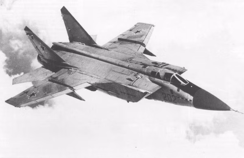 Tiêm kích MiG-31 là loại máy bay đánh chặn tầm xa cuối cùng, được phát triển trong thời kỳ Xô Viết, thực ra là để lấp đầy khoảng trống phòng không ở khu vực Siberia và Bắc Cực xa xôi của Liên Xô, nơi khó khăn trong việc triển khai radar và các hệ thống tên lửa phòng không ở những khu vực hoang vu, khí hậu khắc nghiệt này.