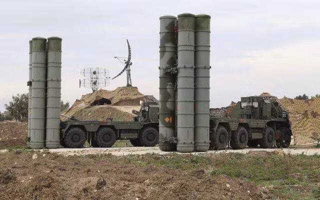 Sau khi chơi trò “núp bóng” của Không quân Israel, làm một máy bay trinh sát Il-20M không may bị tên lửa phòng không S-200 của Syria bắn hạ, Nga đã cung cấp hệ thống phòng không S-300 cho quân đội chính phủ Syria, mặc dù vấp phải sự phản đối quyết liệt của Israel.