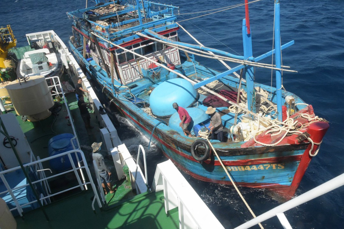 Hợp đồng đóng ồ ạt các tàu KN-750 được chia làm 2 lần, lần đầu ký đóng loạt 30 chiếc là vào đầu năm 2016 và cuối năm 2016 ký đóng tiếp loạt 20 chiếc nữa. Cho đến nay, tất cả các hợp đồng đều là hoàn thành và tàu đã biên chế đủ về cho các đơn vị. Ảnh: Tàu Kiểm ngư KN-750 số hiệu 463 của chi đội kiểm ngư số 4 tiếp cận hỗ trợ tàu cá ở khu vực Trường Sa.