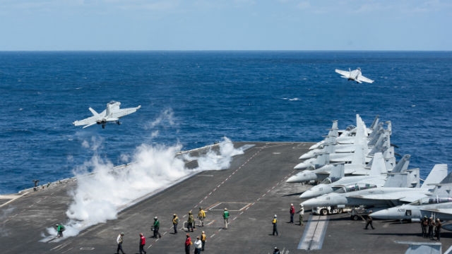 Về năng lực cất hạ cánh, trong một ngày, tàu sân bay của Hải quân Mỹ có khả năng cất và hạ cánh trên 150 máy bay chiến đấu có cánh cố định; do đó, nó có sức mạnh tương đương với một lực lượng không quân quốc gia cỡ trung bình. Rõ ràng, tàu sân bay Sơn Đông không có thể đối đầu trực tiếp với tàu sân bay của Hải quân Mỹ.