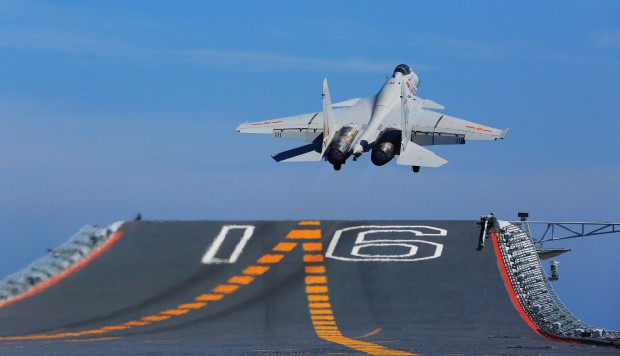 Cả hai tàu sân bay của Trung Quốc đều sử dụng phương pháp cất cánh kiểu “nhảy cầu”, mà không dùng máy phóng như các tàu sân bay của Mỹ; nên máy bay cất cánh trên hạm đều hạn chế về tải trọng chiến đấu. Ảnh: Tiêm kích hạm J-15 cất cánh theo kiểu nhảy cầu từ tàu sân bay Liêu Ninh.