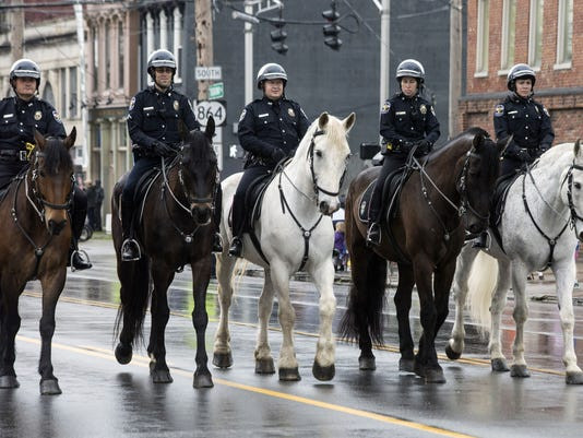 Washington DC – thủ đô của nước Mỹ là nơi thường xuyên xảy ra những sự kiện quan trọng của cả quốc gia lẫn quốc tế, đòi hỏi những chú ngựa luôn luôn phải được chải chuốt kỹ càng cho các nghi lễ đặc biệt. Ảnh: Ngựa tuần tra trên đường phố Mỹ.