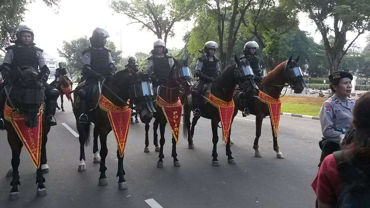 Bằng những tác dụng thực tiễn của mình, đến nay, cảnh sát kỵ binh vẫn được sử dụng bởi nhiều nước trên thế giới dù cho đã có lịch sử lâu đời. Việc Việt Nam lần đầu thành lập Đoàn CSCĐ Kỵ binh cũng là học hỏi kinh nghiệm từ các nước, đồng thời áp dụng vào thực tiễn của bản thân, tạo ra một lực lượng chuyên trách góp phần bảo đảm hơn nữa pháp luật nhà nước cũng như xây dựng hình ảnh người chiến sĩ công an nhân dân Việt Nam trong mắt nhân dân và bạn bè quốc tế. Ảnh: Lực lượng kỵ binh của cảnh sát Indonesia.