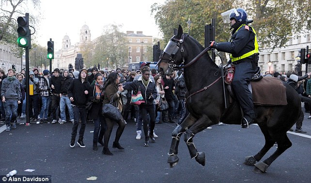 Ngựa cũng tỏ ra vô cùng hiệu quả trong việc giải tán đám đông biểu tình quá khích, với tốc độ cao, to lớn và khỏe, cùng người cảnh sát sử dụng những loại gậy hoặc dùi cui dài sẽ nhanh chóng trấn áp những kẻ gây rối. Ảnh: Cảnh sát kỵ binh giải tán một cuộc tụ tập quá khích.