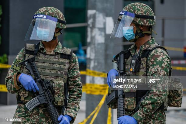 Đối với trang bị tiêu chuẩn của một binh sĩ thuộc quốc gia có nền quốc phòng phát triển trên thế giới, không thể không kể đến việc sử dụng áo giáp chống đạn giúp người lính an toàn hơn trước các loại vũ khí sát thương hạng nhẹ của đối phương trên chiến trường. Và Malaysia là một trong số những quân đội cũng đã quan tâm đầu tư áo giáp chống đạn cho binh sĩ của mình. Ảnh: Binh sĩ Malaysia với ác giáp có thể mang tấm chống đạn.