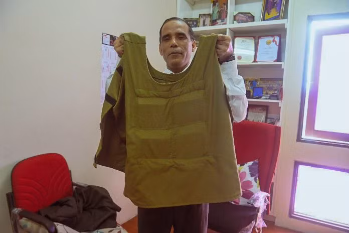 Loại áo giáp mới này được đặt tên là Techno - Economic Hard Body Armour, các tấm cứng được đặt trong các túi phía trước và sau như một chiếc áo giáp chống đạn thông thường.Tấm cứng của áo đáp ứng tốt yêu cầu và đạt chuẩn chống đạn cấp III (chặn được đạn súng trường 7.62mm) của Cơ quan Tư pháp Quốc gia Malaysia (NIJ). Ảnh: Tiến sĩ Mohammad Jawaid - Trưởng nhóm nghiên cứu với chiếc áo chống đạn được làm bằng dừa của mình.